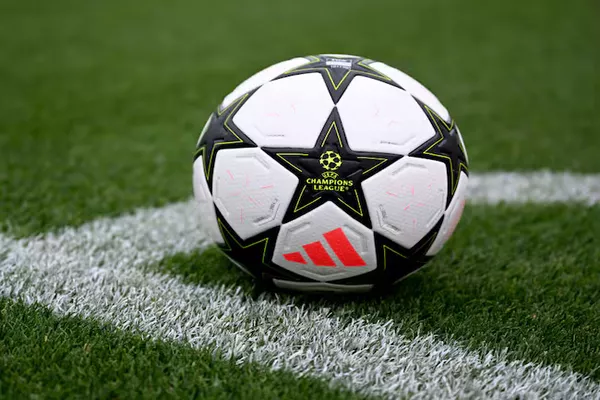 Balón de Champions League con elementos del Girona FC