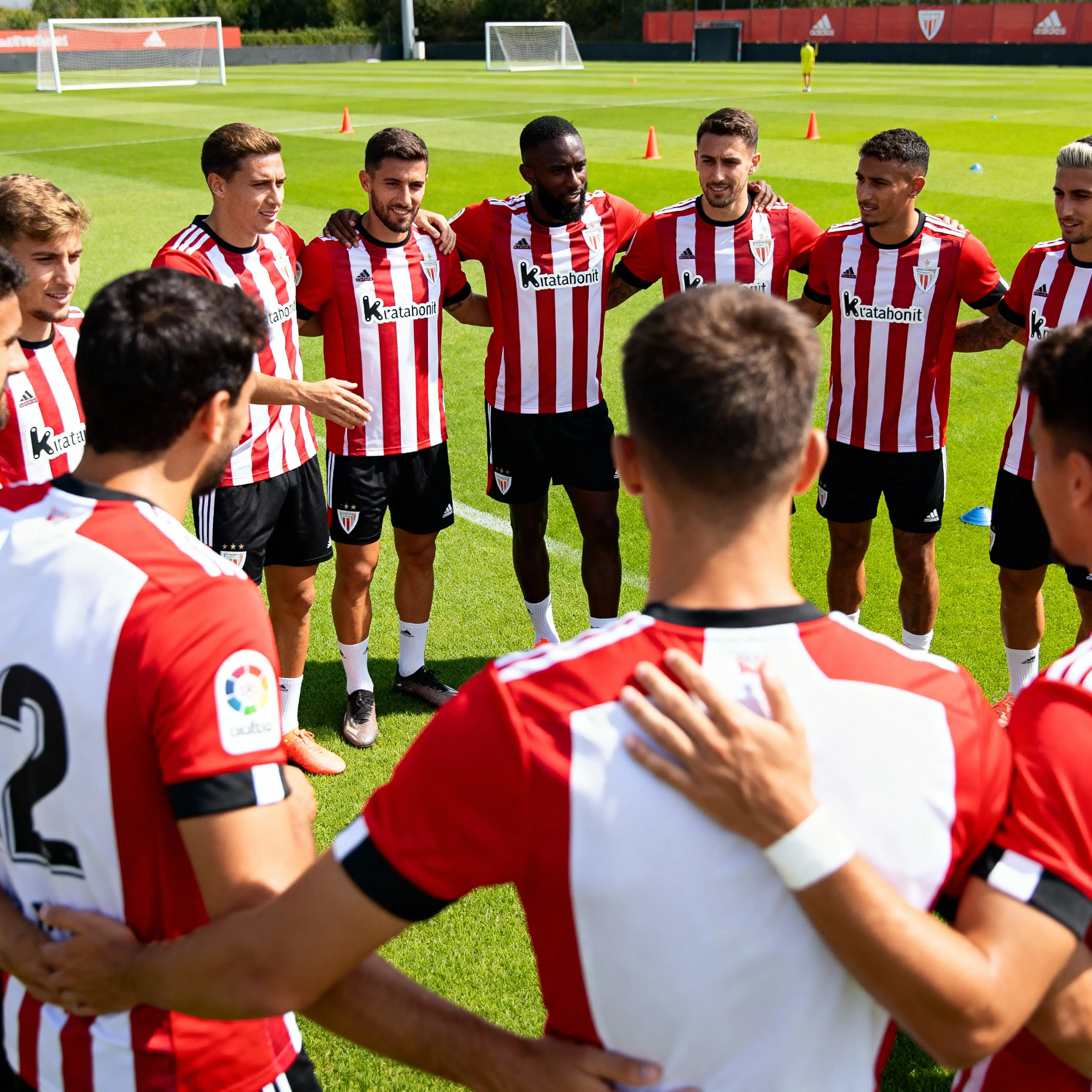 Equipo de fútbol reunido en el campo mostrando la profundidad de plantilla